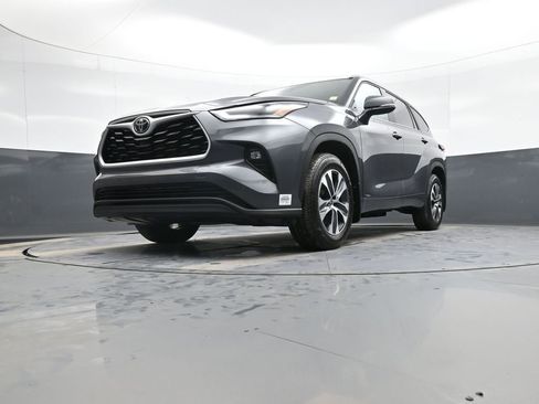 Used 2025 Toyota Highlander XLE AWD/4WD image 28