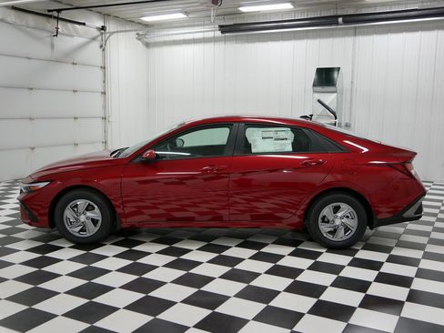 New 2025 Hyundai Elantra SE image 5