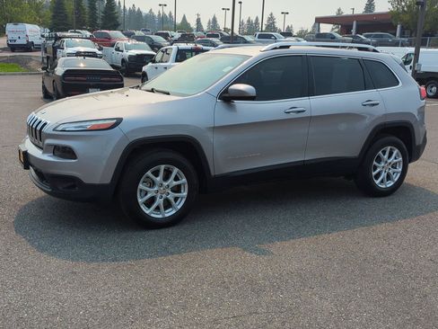 Used 2018 Jeep Cherokee Latitude w/ Safety Group AWD/4WD image 3