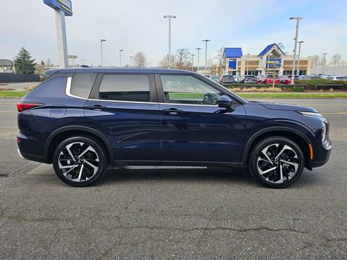 Used 2023 Mitsubishi Outlander SE image 4