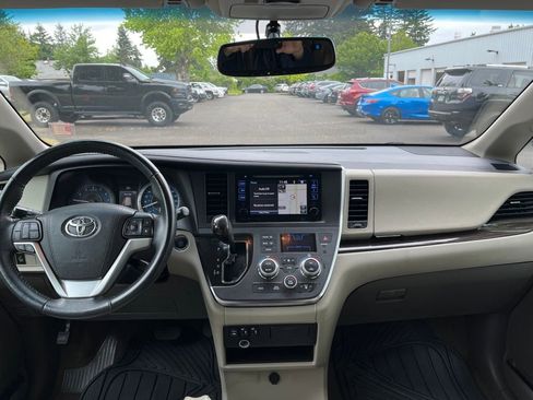 Used 2017 Toyota Sienna XLE w/ XLE Navigation Package AWD/4WD image 13