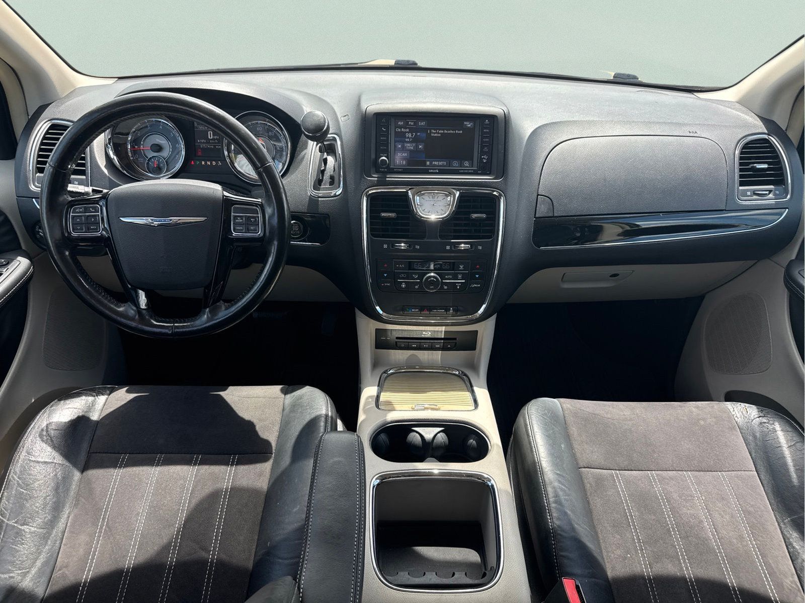 Certified 2016 Chrysler Town & Country Limited FWD image 14