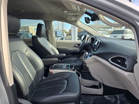 Used 2024 Chrysler Pacifica Touring-L image 10