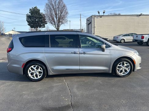 Used 2017 Chrysler Pacifica Touring-L w/ Tire & Wheel Group image 5