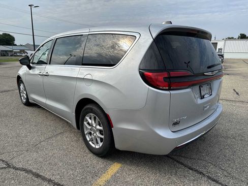 Used 2024 Chrysler Pacifica Touring-L FWD image 4