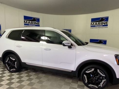 Used 2024 Kia Telluride EX w/ EX Captain's Chair Package FWD image 3