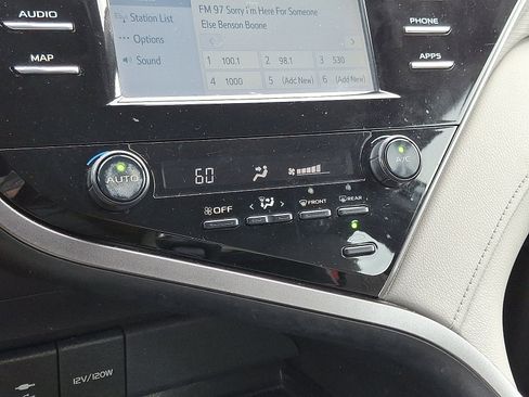 Used 2019 Toyota Camry image 17