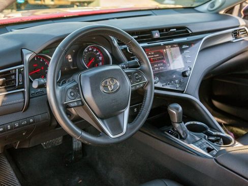 Used 2018 Toyota Camry XSE image 10