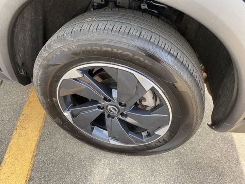 Used 2025 Nissan Rogue SV image 7