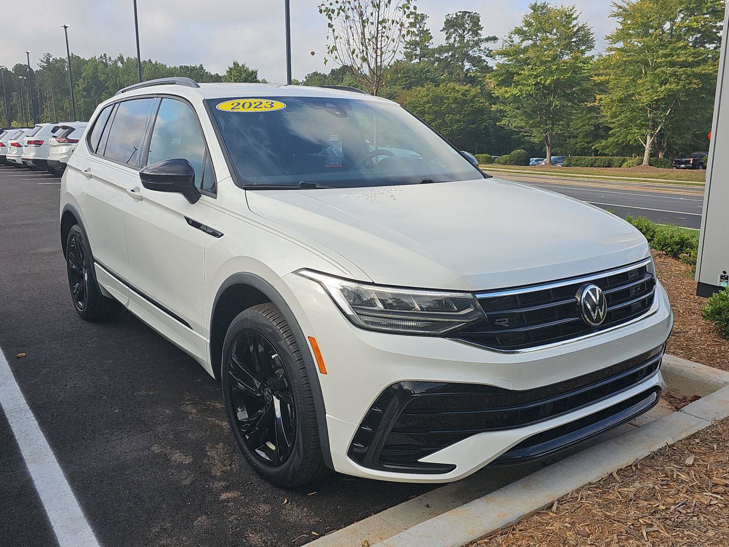 Certified 2023 Volkswagen Tiguan SE R-Line FWD image 3