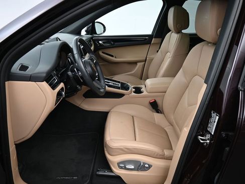 Certified 2025 Porsche Macan AWD/4WD image 10