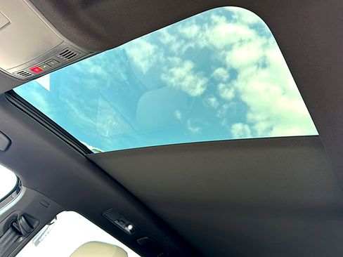 Used 2024 Volkswagen Tiguan SE R-Line w/ MDO Package, Three-Row FWD image 16