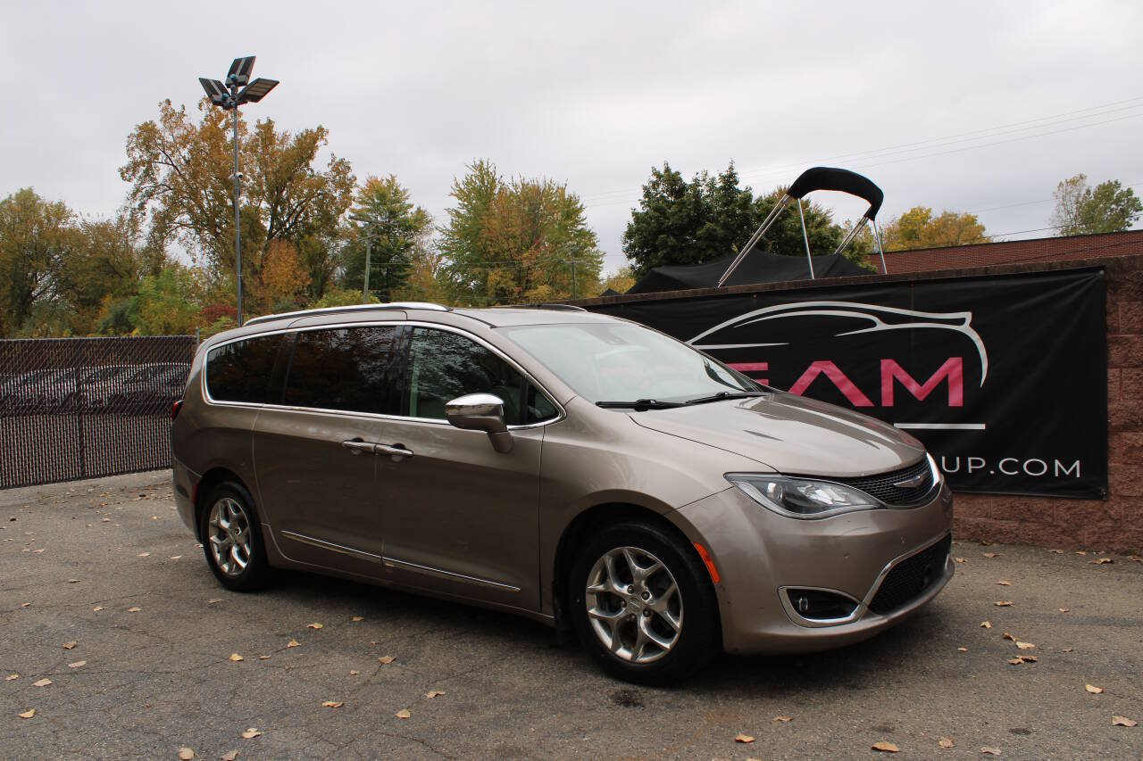 Used 2018 Chrysler Pacifica Limited FWD image 4