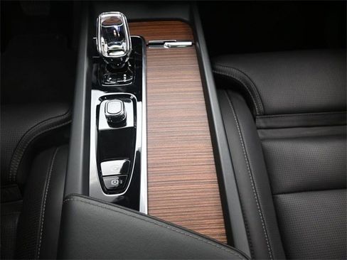 Certified 2023 Volvo XC60 B5 Ultimate image 14