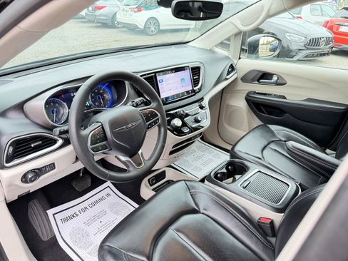Used 2023 Chrysler Pacifica Touring-L FWD image 11