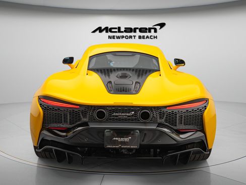 Used 2024 McLaren Artura RWD image 5