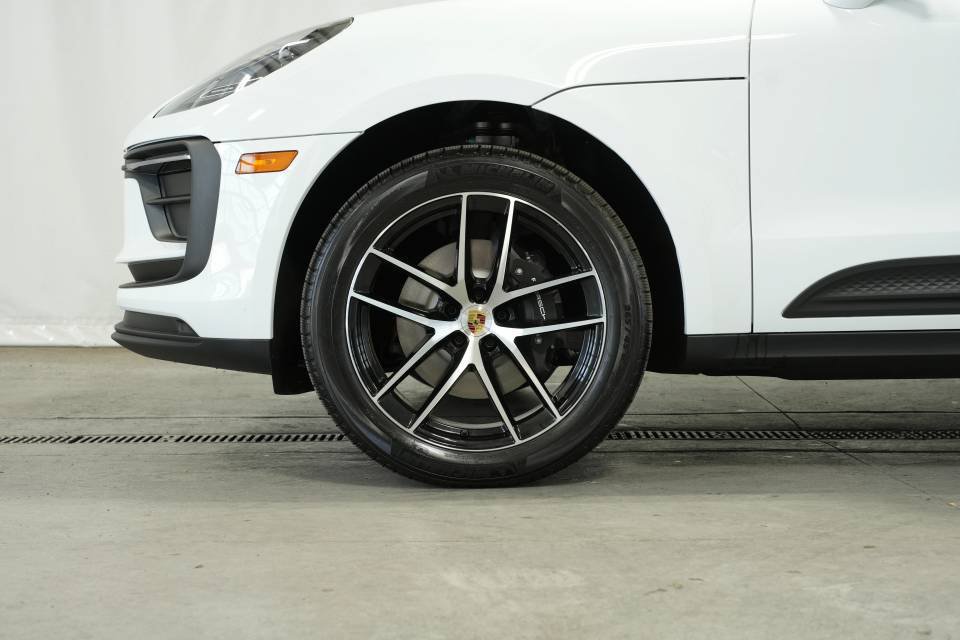 Certified 2025 Porsche Macan AWD/4WD image 42