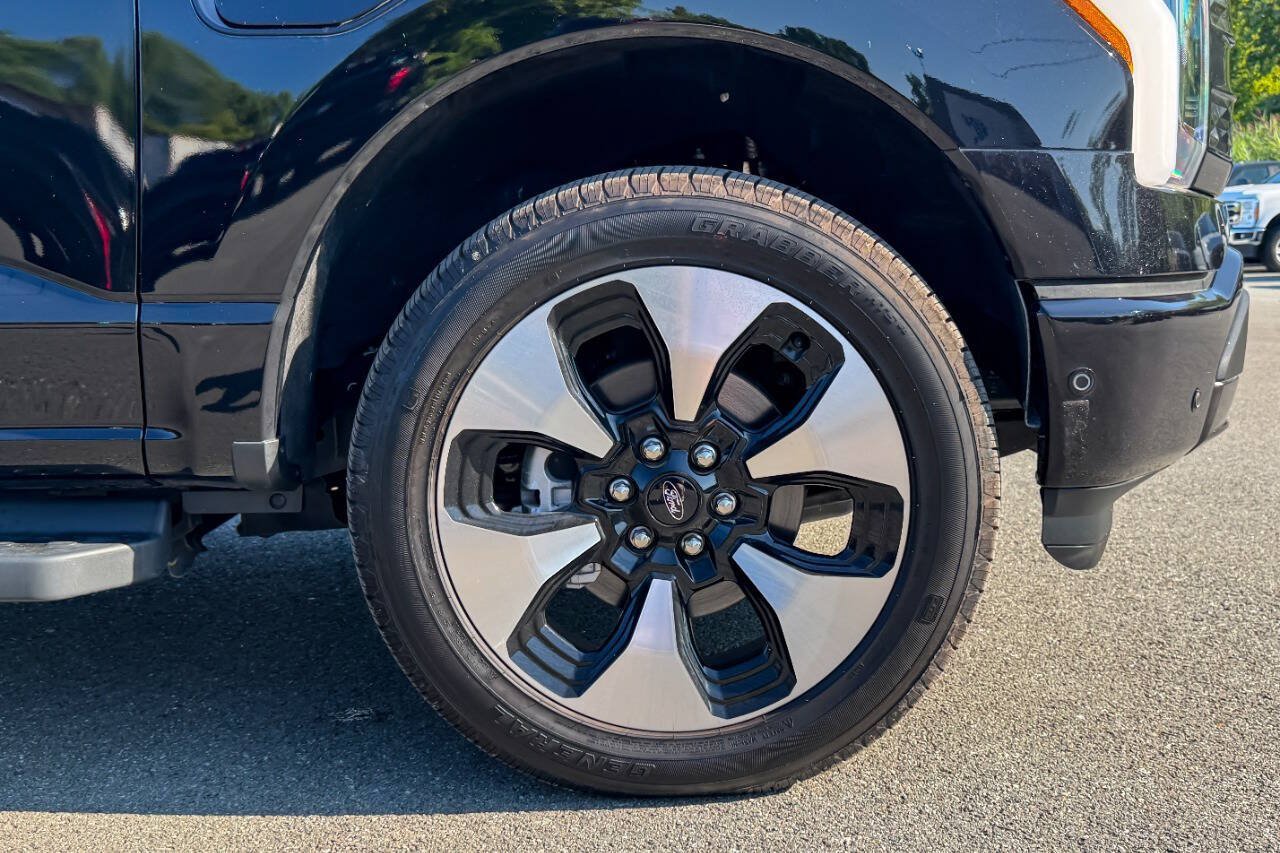 Used 2023 Ford F150 Lightning Platinum AWD/4WD image 9