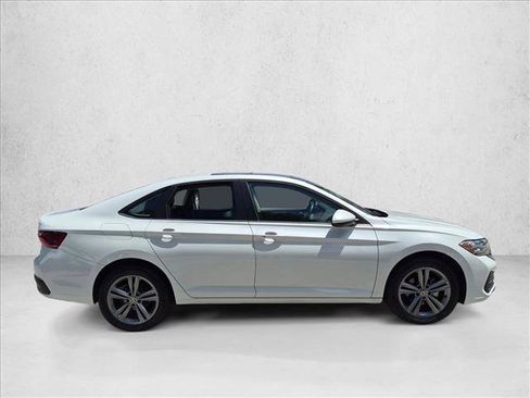 Used 2023 Volkswagen Jetta SE w/ Panoramic Sunroof Package FWD image 4