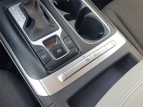 Used 2023 Kia Carnival LX image 25