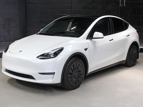 Used 2023 Tesla Model Y Long Range AWD/4WD image 4