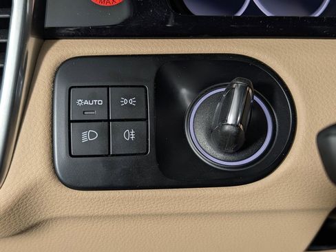 Certified 2023 Porsche Cayenne Platinum Edition image 33