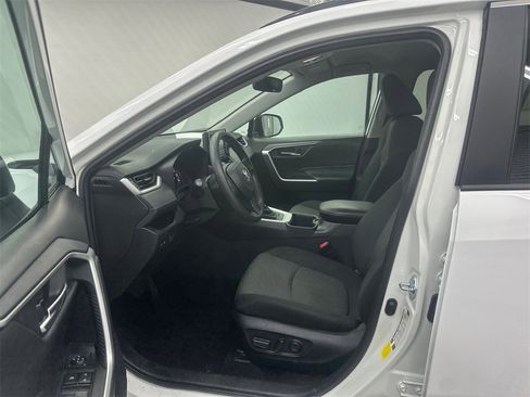 Used 2022 Toyota RAV4 XLE image 9