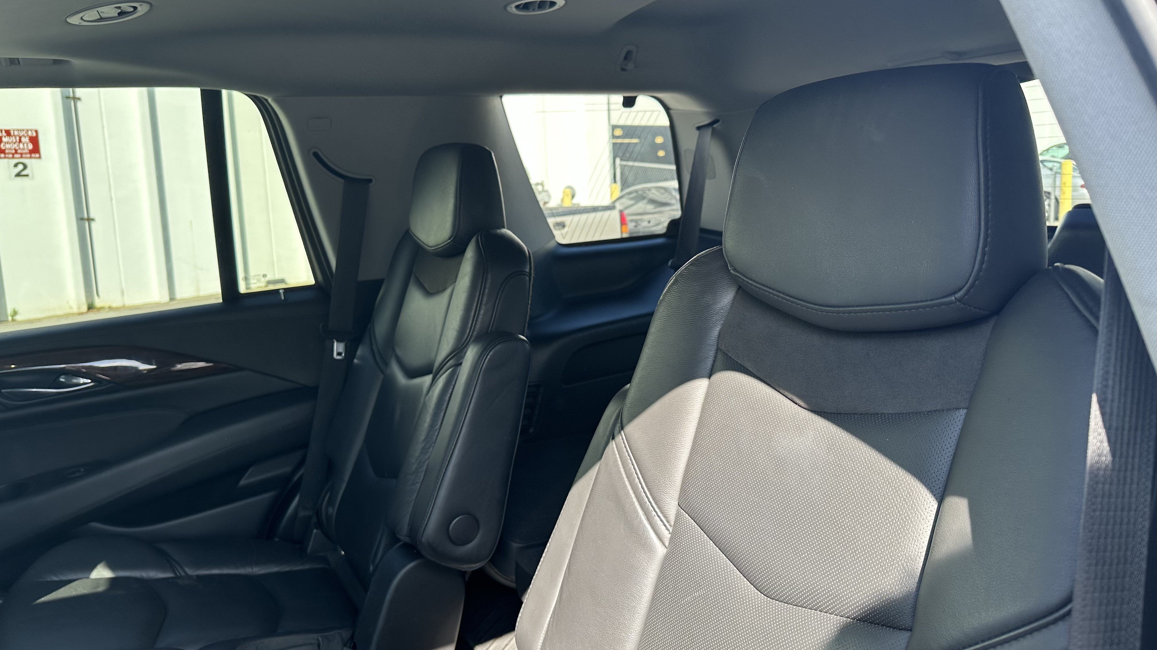 Used 2020 Cadillac Escalade Luxury w/ Escalade Sport Edition AWD/4WD image 32