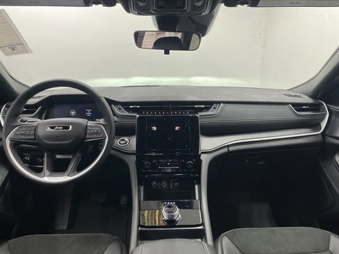 New 2025 Jeep Grand Cherokee Altitude image 6