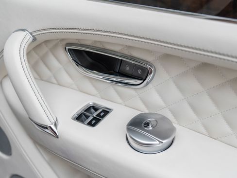 Used 2017 Bentley Bentayga image 39