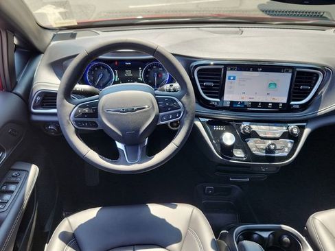 New 2026 Chrysler Pacifica Select image 9