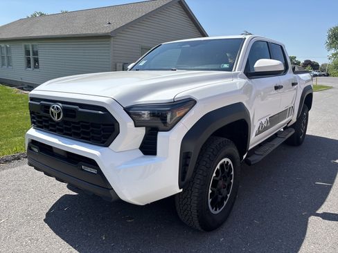 Certified 2024 Toyota Tacoma TRD Off-Road AWD/4WD image 8