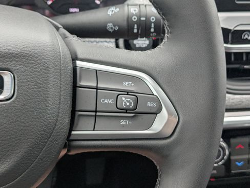 Used 2025 Jeep Compass Latitude AWD/4WD image 32