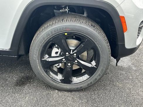 New 2025 Jeep Grand Cherokee Altitude image 14