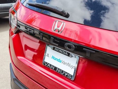 Used 2025 Honda Pilot Touring image 9