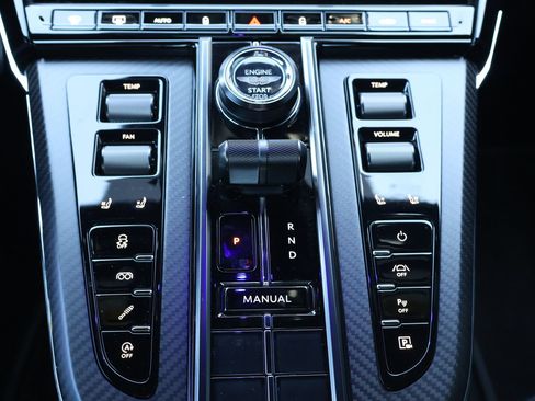 Used 2025 Aston Martin V8 Vantage Coupe RWD image 19