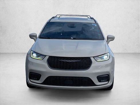 Used 2021 Chrysler Pacifica Limited w/ Uconnect Theater Family Group image 2