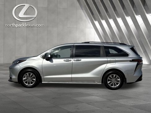 Used 2024 Toyota Sienna XLE w/ XLE Plus Package image 1