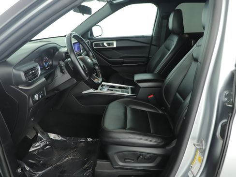 Used 2020 Ford Explorer XLT w/ Equipment Group 202A RWD image 9