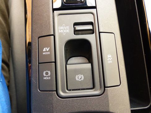Used 2024 Toyota Prius LE FWD image 52