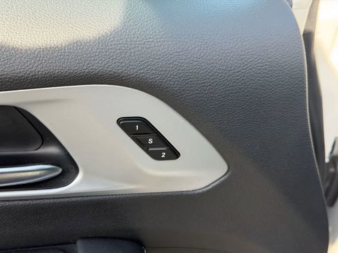 Used 2025 Chrysler Pacifica Limited FWD image 12