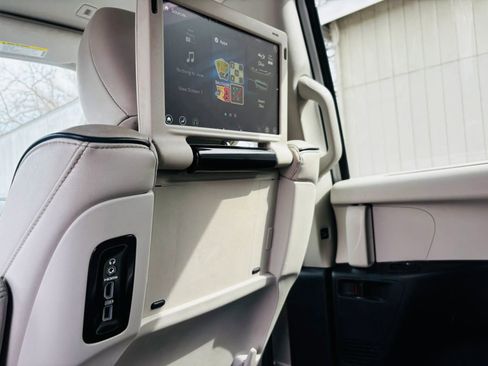 Used 2018 Chrysler Pacifica Limited w/ Advanced Safetytec Group image 9