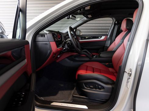 Certified 2025 Porsche Cayenne Base image 23