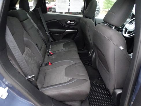 Used 2019 Jeep Cherokee Latitude Lux w/ Comfort & Convenience Group AWD/4WD image 40