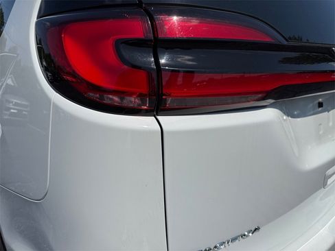 Certified 2023 Chrysler Pacifica Touring-L image 21