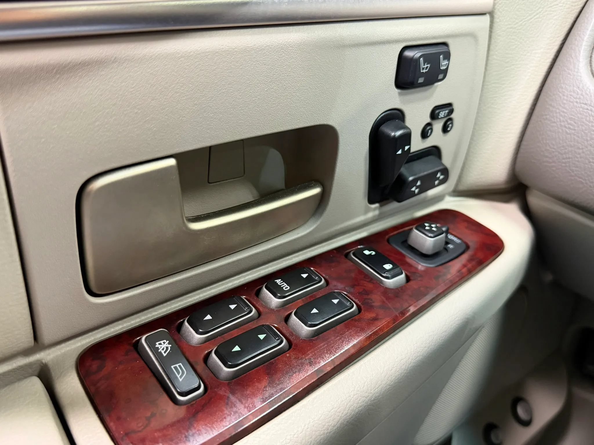 Used 2004 Lincoln Town Car Ultimate RWD image 22