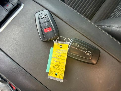 Used 2023 Toyota Highlander XSE FWD image 13