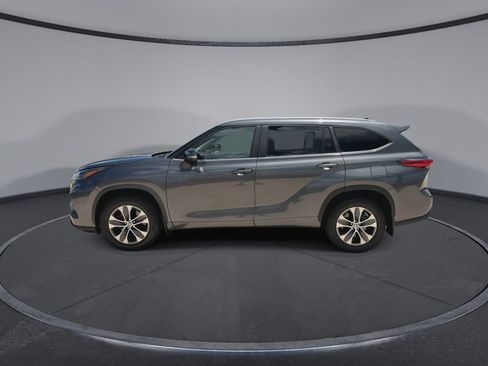 Used 2023 Toyota Highlander XLE FWD image 5