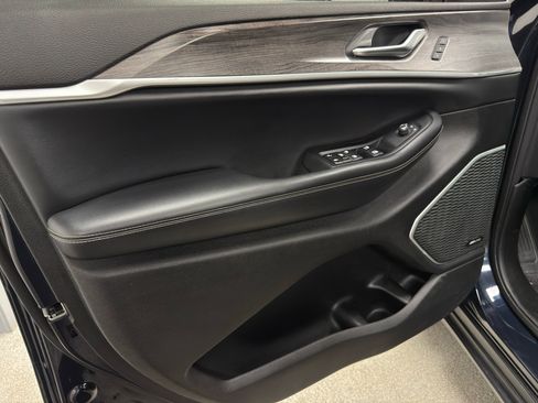 Used 2023 Jeep Grand Cherokee Limited w/ Luxury Tech Group II image 14