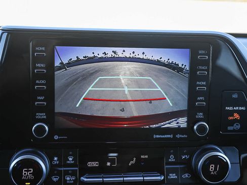 Used 2020 Toyota Highlander LE image 23